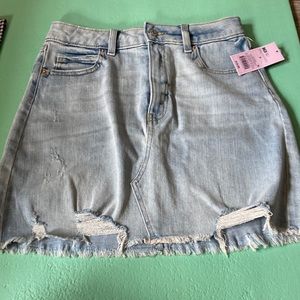 Light washed distressed Jean Skirt mid thigh 6 Wild Fable New Tag On